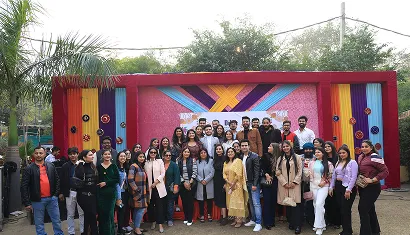 A batch of alumni posing together for a photo